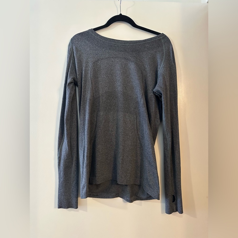 Lululemon Run Swiftly long sleeve Top Grey size 10
Small snag as shown